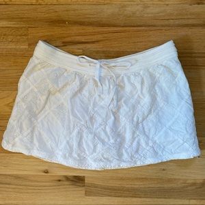 American Eagle Outfitters white lined skirt with embroidery design.